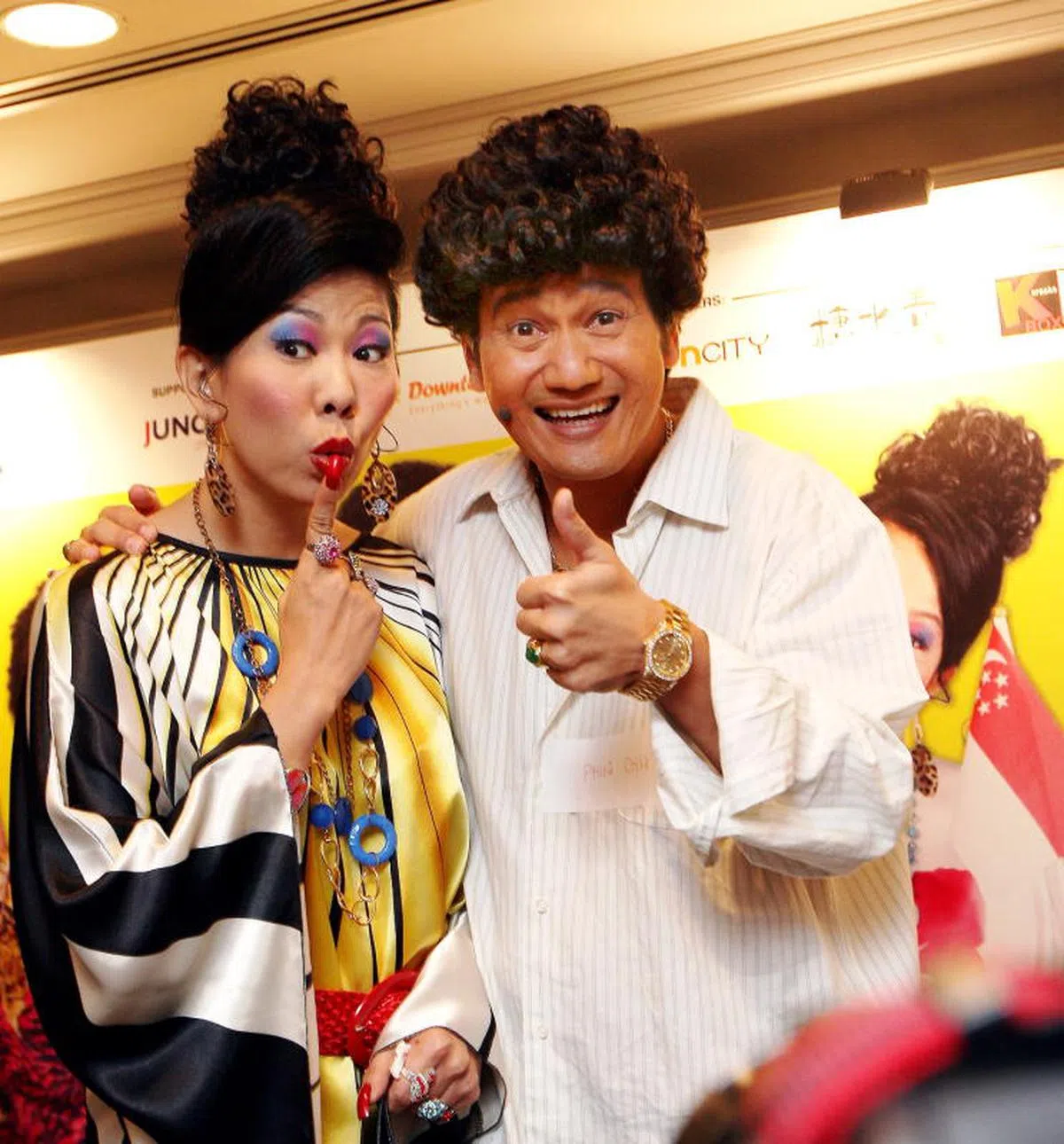  本地电影《鬼马家族电影版》（Phua Chu Kang The Movie），本地艺人洪爱玲（左）饰演潘厝港的妻子。你觉得谢佳玲像她吗？（联合早报） 
