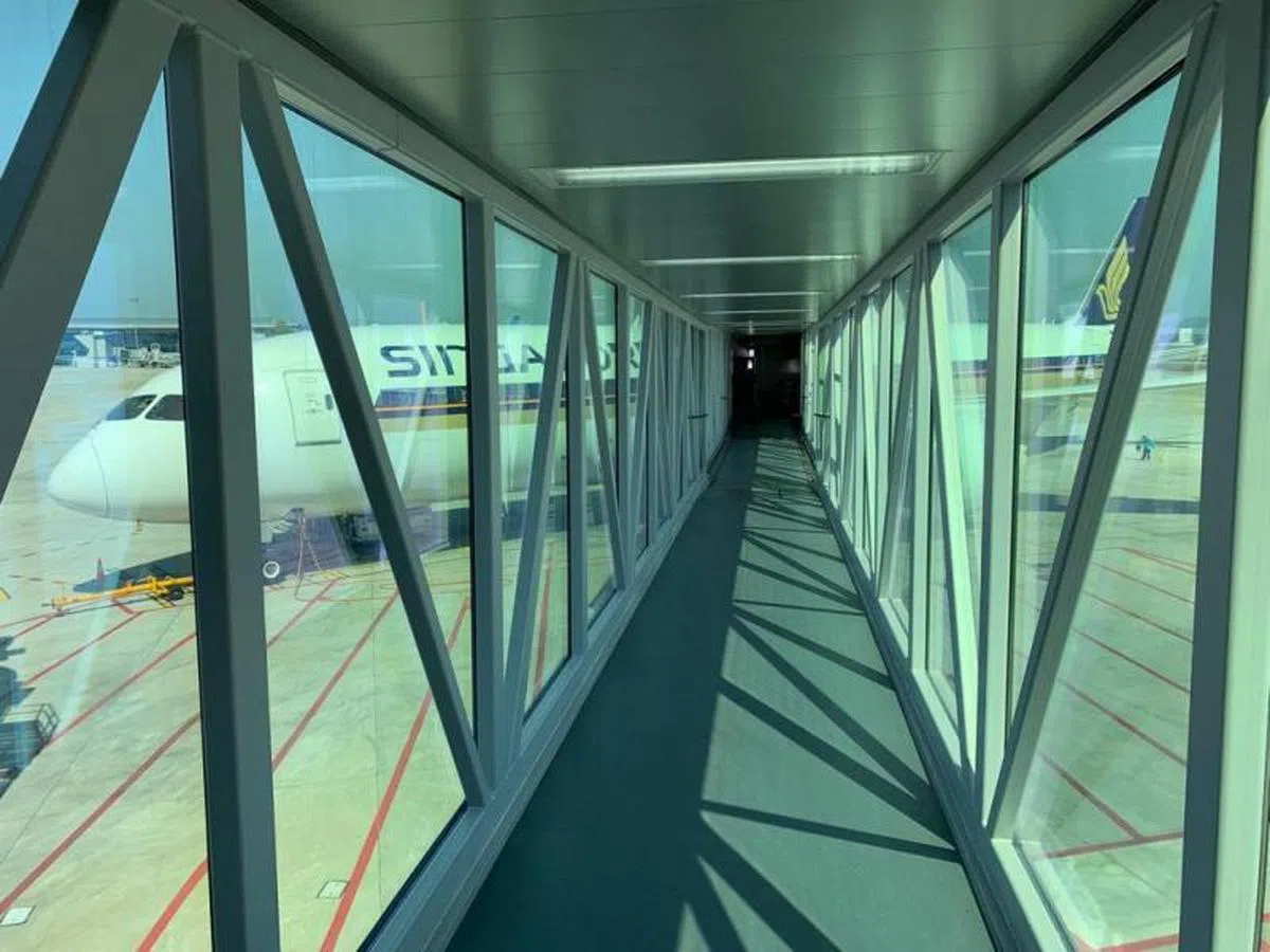  看到熟悉的标识，也只是从一个疫区，回到另一个疫区。（卢凌之摄） 