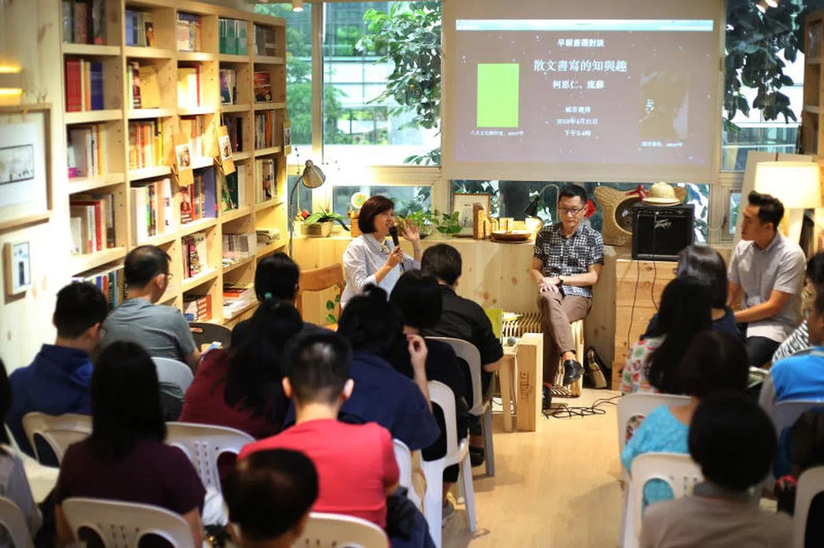  疫情前在位于桥北路的“城市书房”举行的文化对谈会。本地作家流苏（左）与柯思仁（中）和读者分享何为散文的知与趣。（联合早报） 