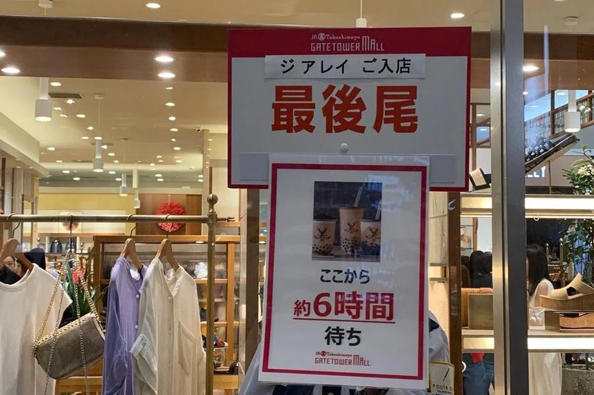  有日本网友贴出照片指一家新开张的珍珠奶茶店，店员贴出的公告中写着：“从这里开始是队伍的最后，等待时间约六小时”。（UDN） 
