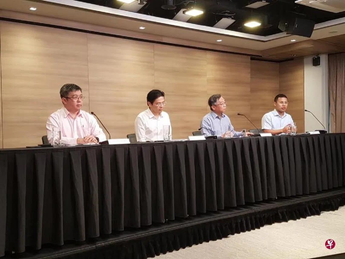 2月10日，卫生部的跨政府小组记者会由四人主持，左起：卫生部医药服务总监麦锡威副教授、国家发展部长兼财政部第二部长黄循财、卫生部长颜金勇、社会及家庭发展部长李智陞。（联合早报）