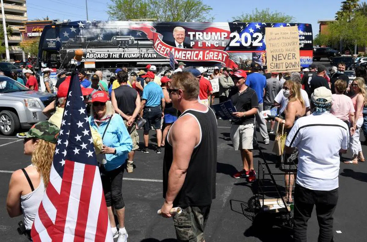  特朗普的死忠粉丝疫情期间涌到赌城拉斯维加斯街头支持特朗普。（法新社） 