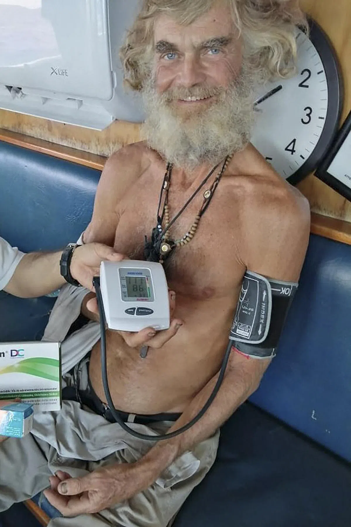 墨西哥渔船上的医生为沙多克进行体检和测量血压，结果显示一切正常。（路透社）