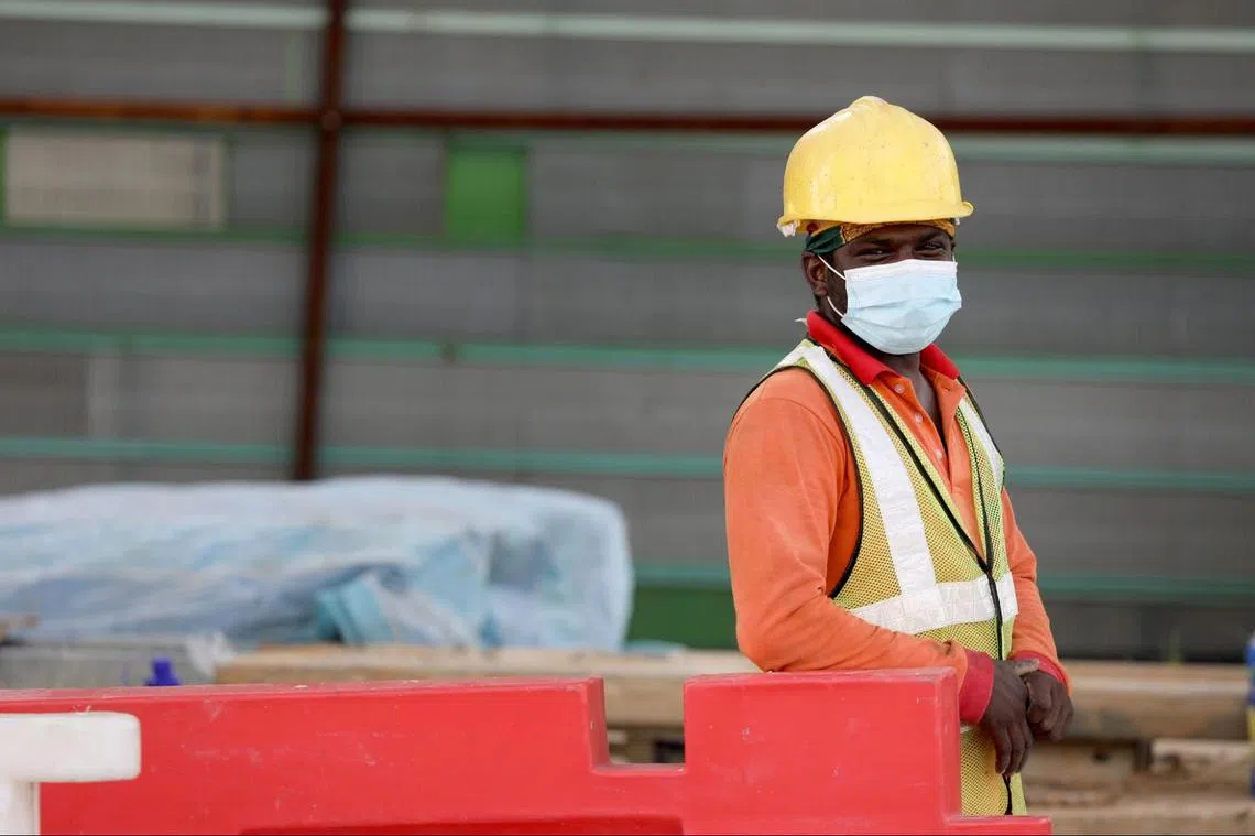 新加坡有超过40万名客工从事着国人避而远之的建筑等高风险职业。（联合早报）