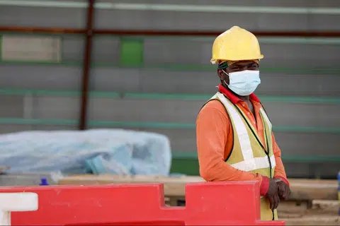 新加坡有超过40万名客工从事着国人避而远之的建筑等高风险职业。（联合早报）
