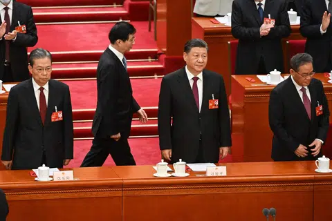 习近平（中）面前的两个茶杯和在场其他政要的一个茶杯形成鲜明对比。（法新社）