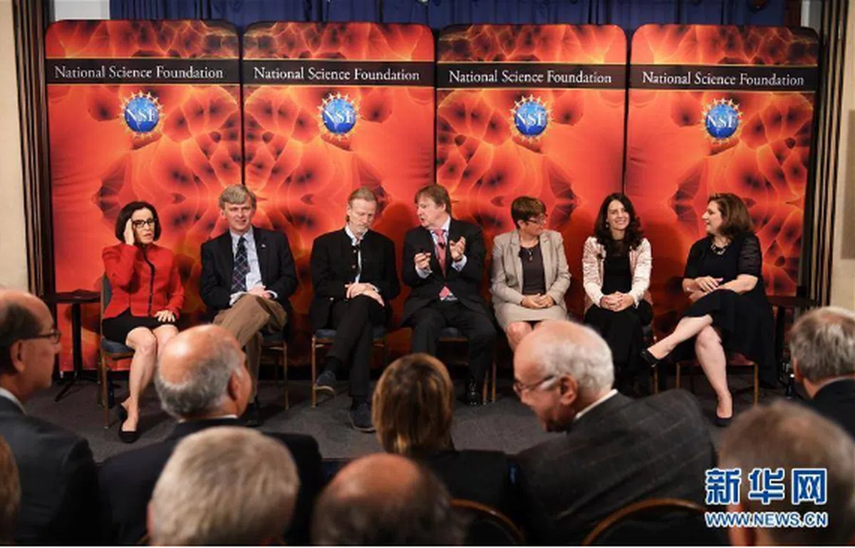  10月16日，科学家在美国华盛顿出席关于引力波事件的新闻发布会。 （新华网） 