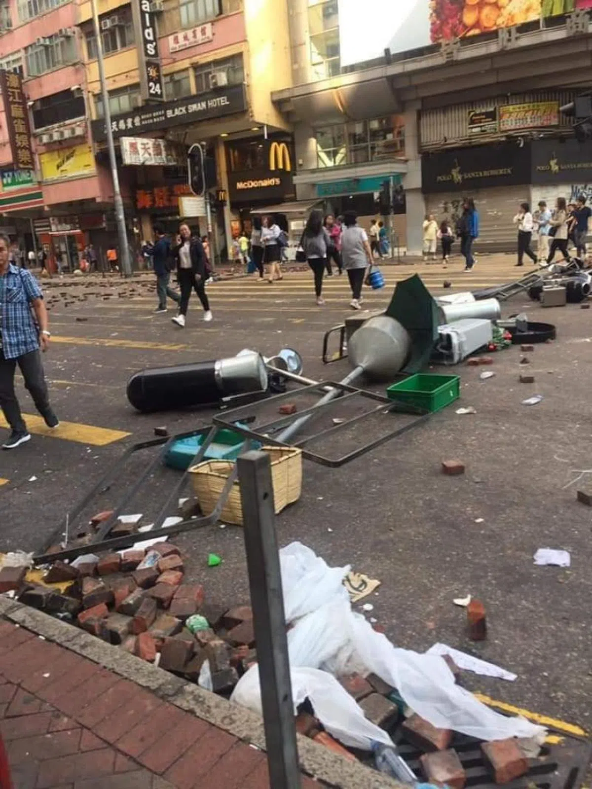  路人对这些路障似乎已经习以为常。（我爱旅行面簿） 