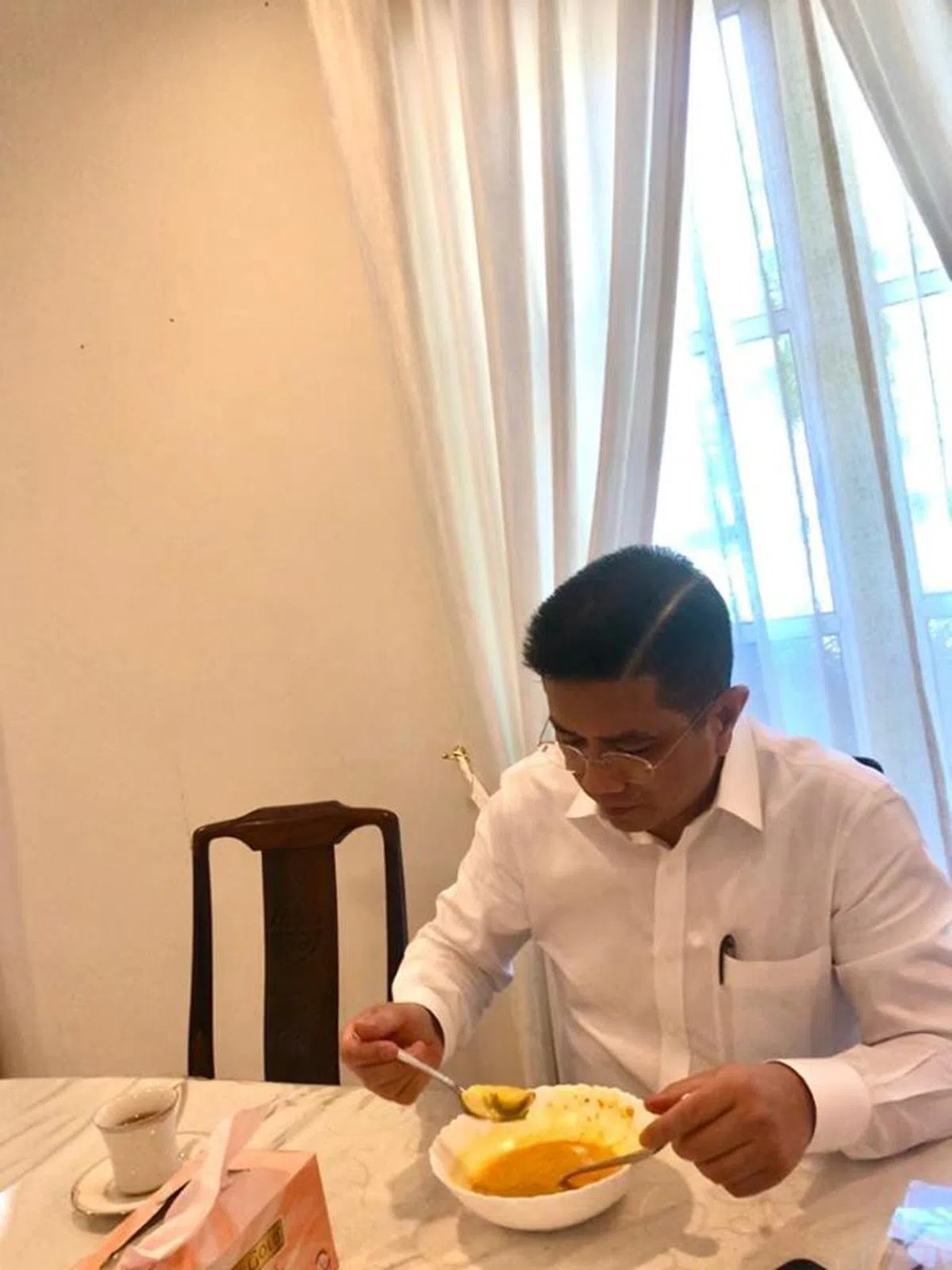  长期追随安华，近几年和安华关系急速恶化的阿兹敏是本次风波中的关键角色。（阿兹敏面簿） 