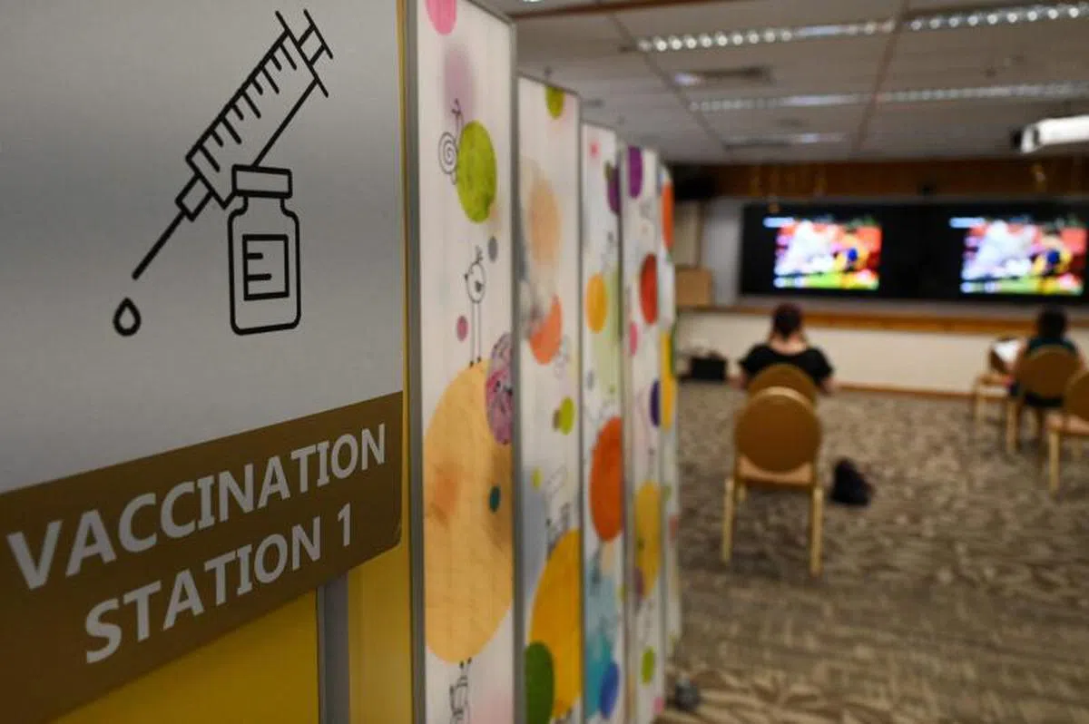 坐在疫苗等候区休息的本地民众。（法新社）