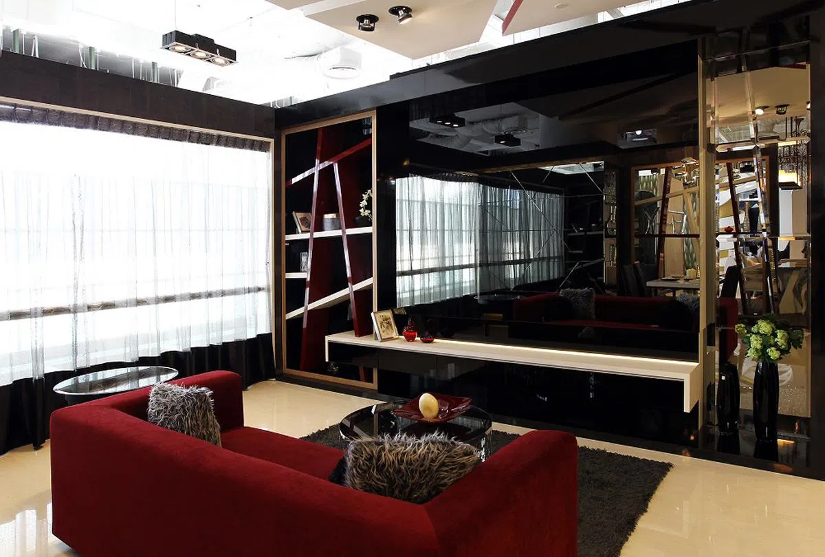 酒店式家居设计概念在新加坡一度很盛行，图为欧式时尚客厅里的一面大镜墙，可作为60英寸电视机的屏幕。（联合晚报）