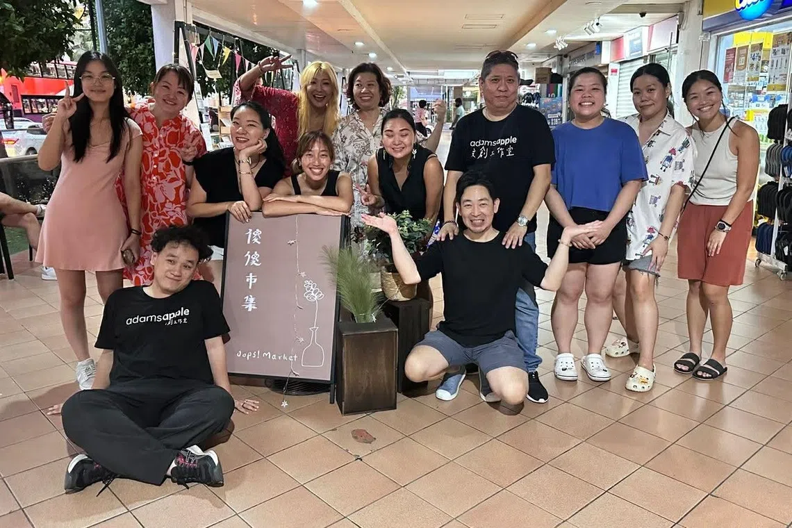 市集主办人吴官霖（右四，站立者）。