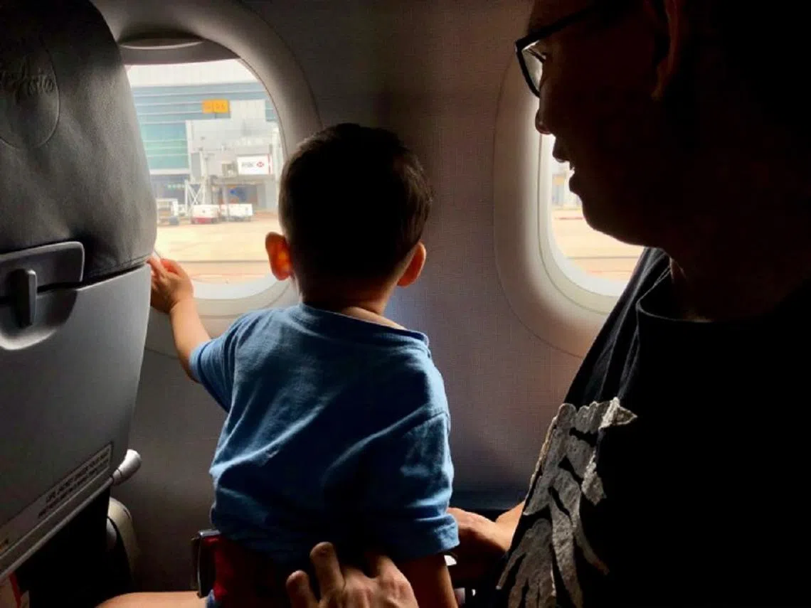 21个月大的儿子和先生，坐飞机出发去怡保时，心情非常愉快。（作者提供）