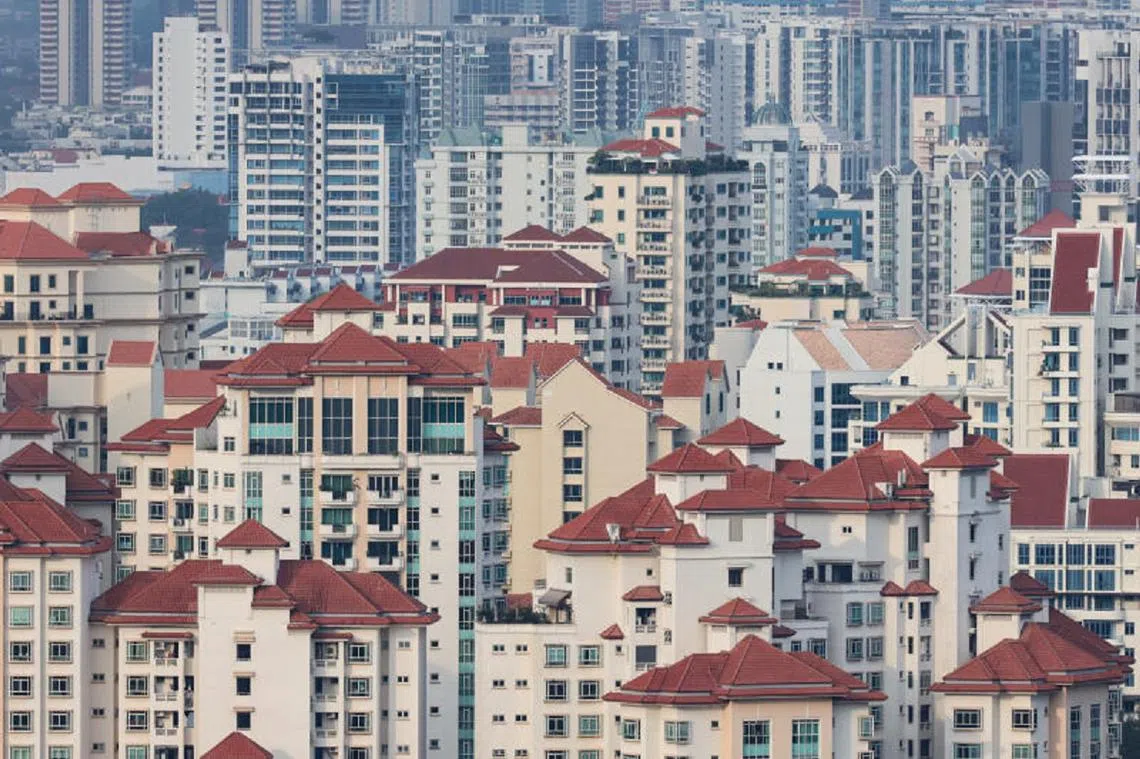 新加坡儿女通常在结婚后或35岁满足单身购房的条件后，才搬离原生家庭。（联合早报）