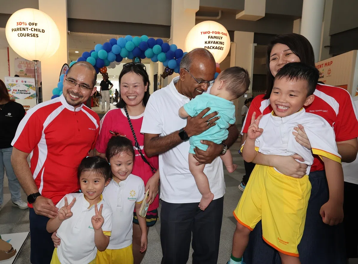 由于长期的共生关系，人民协会与行动党经常遭质疑两者间的界限已愈来愈模糊。图为国家安全统筹部长兼内政部长尚穆根（右四）和另两名义顺集选区议员赛义德哈伦医生（左一）和李蕙莹（右一）。