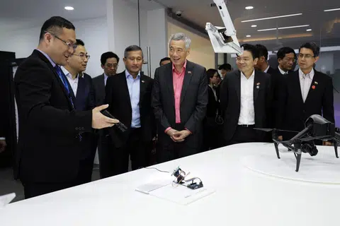 李总理在上海参观能源企业远景能源，了解该公司为智慧城市提供的各种解决方案。（联合早报）