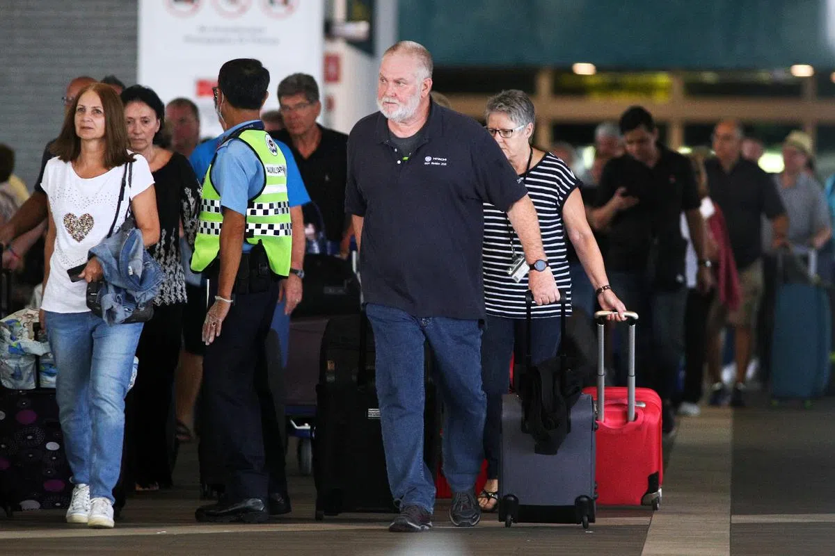  ​​​​​作为预防措施，下船后的乘客在入境前都得测量体温。身体不适者也可能被要求进行鼻咽拭子检测（nose swab test）。不愿意接受检测的乘客将被拒入境新加坡。（联合晚报） 