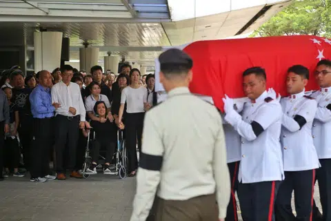 据《联合晚报》报道，国防部今午为在野外军训中意外丧命的国民服役士兵刘凯举行军事葬礼。刘凯患癌的母亲坐在轮椅上，与超过百名亲友和武装部队代表一同送刘凯最后一程，场面哀切。（联合晚报）