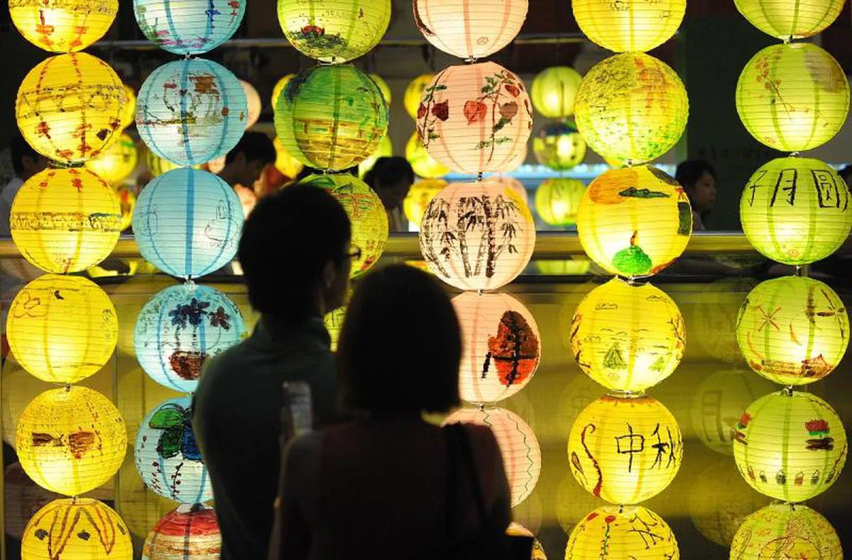 中秋节，新加坡小朋友将美好祝福以及自己的愿景画在灯笼上。（海峡时报）