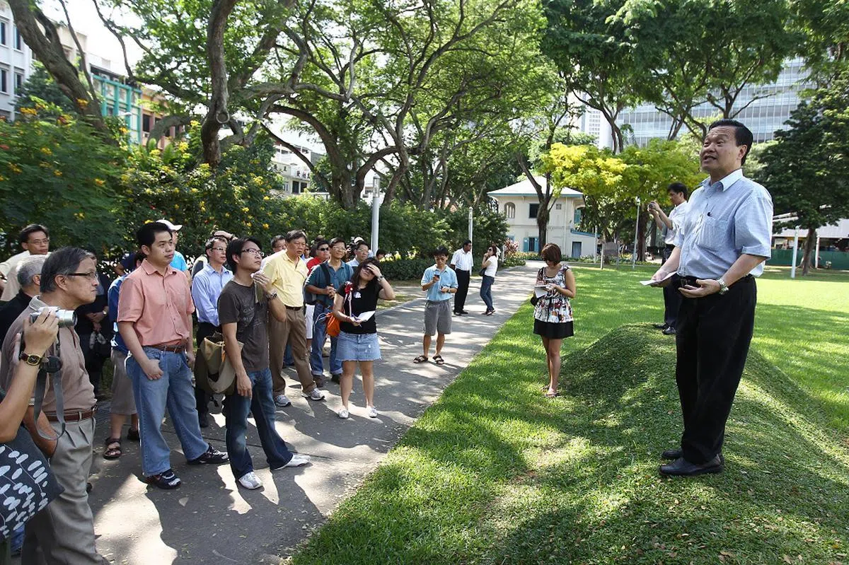 陈钦亮（右一）曾多次参与芳林公园演说角落集会，批评公积金制度、水电费上涨以及电动踏板车禁行人行道等政策。（联合早报）