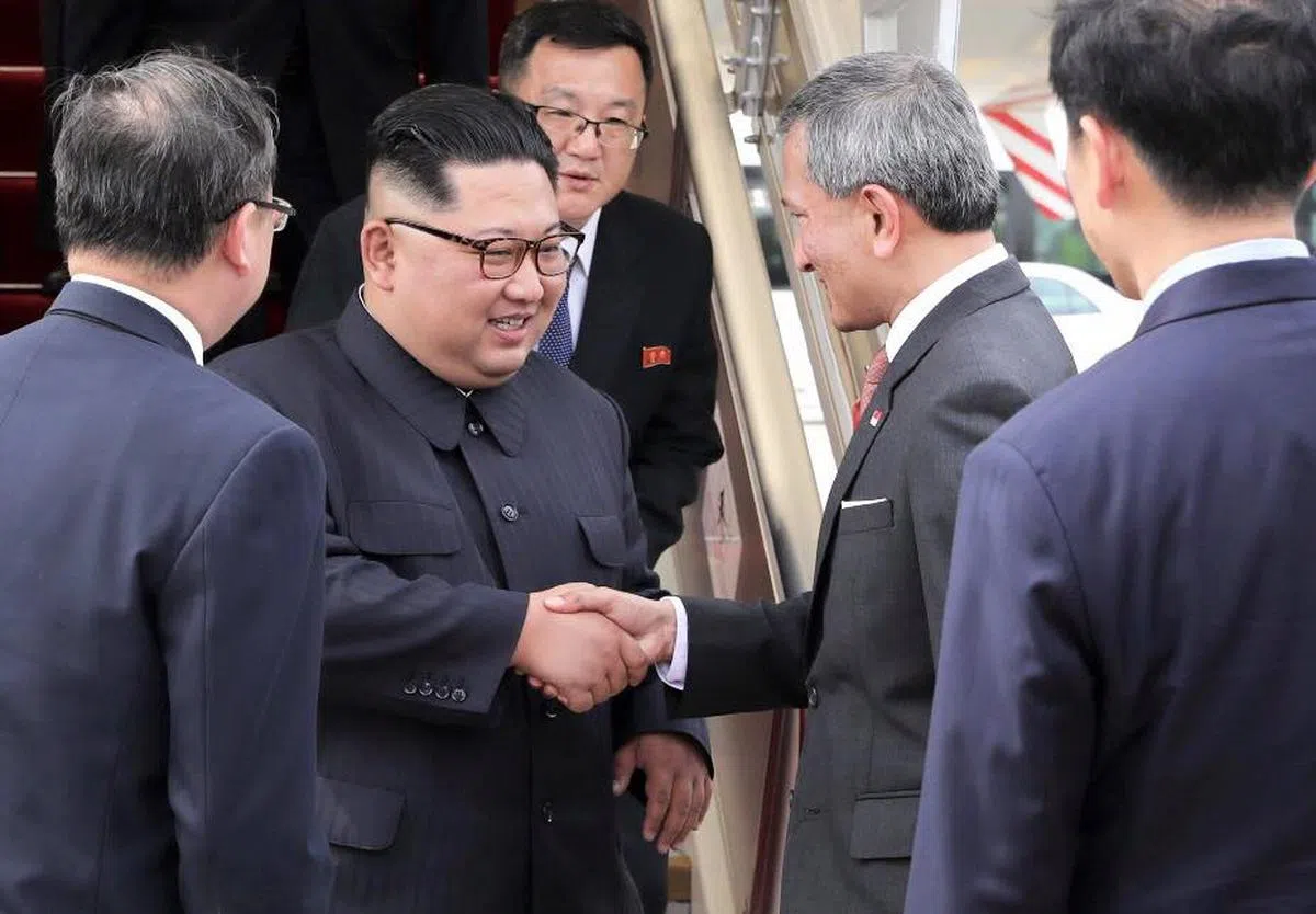  6月10日，王乙康（右一，背向镜头者）和维文一起到樟宜机场迎接金正恩。（王乙康面簿） 