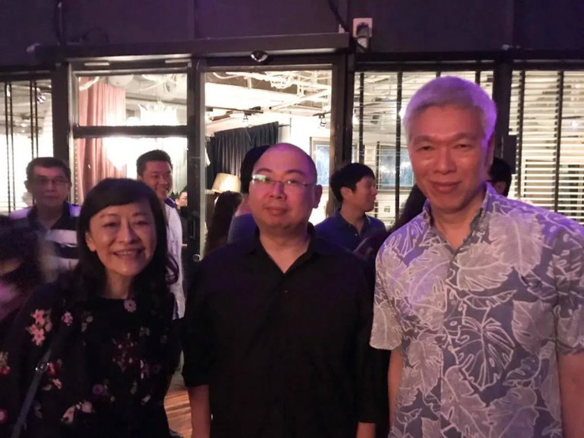  李显扬（右）和太太林学芬（左）出席The Online Citizen的募款晚宴，并与该网站总编辑许渊臣（Terry Xu ）合影。（TOC） 