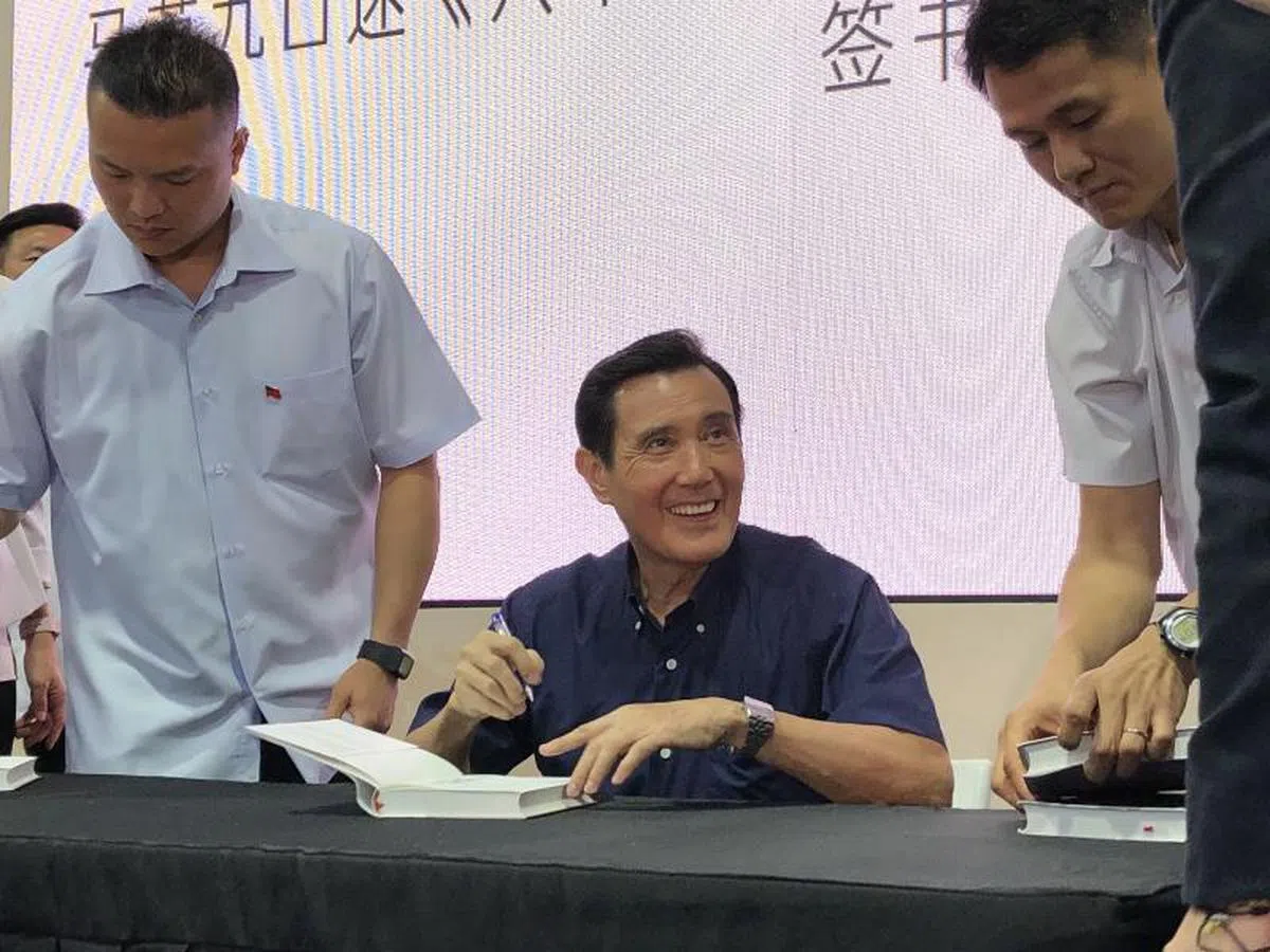  马英九每签一本书都会与读者进行短暂交流。（张丽苹摄） 