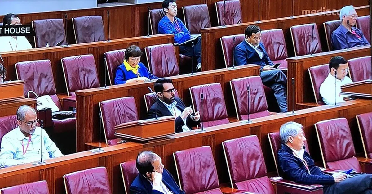  今天出席国会的议员之间的距离已经从一个座位增至两个座位。（视频截图） 