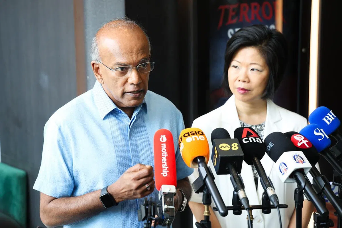 国家安全统筹部长兼内政部长尚穆根（左）和外交部兼内政部高级政务部长沈颖7月30日接受媒体访问，谈“丧尸烟弹”问题。（联合早报）