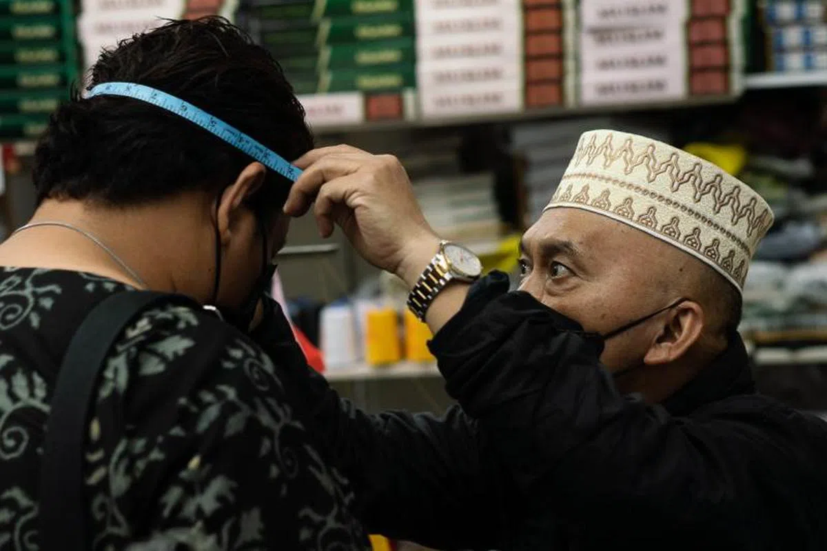 师傅是根据头型来设计宋谷帽。（蔡家增摄）