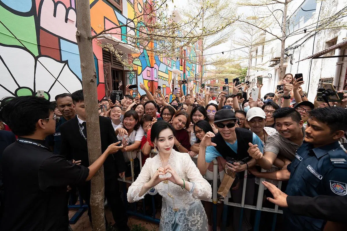 范冰冰所到之处，吸引大批粉丝围观。（马六甲旅游局脸书）