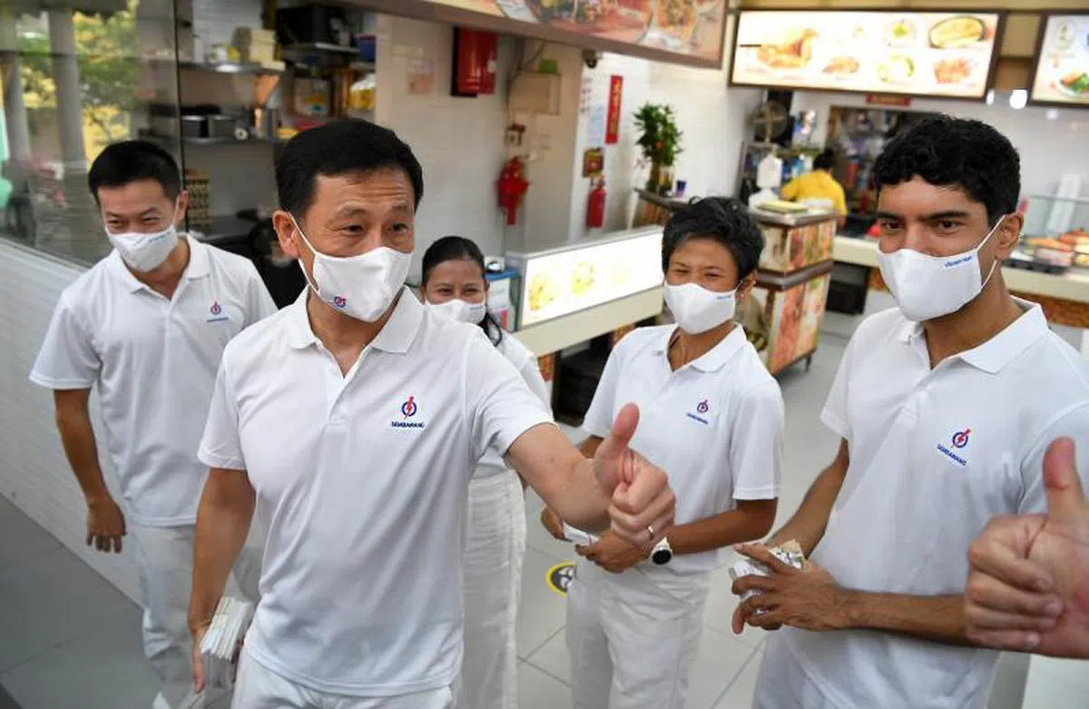  教育部长王乙康走访三巴旺集选区时，与选民“互赞”。 