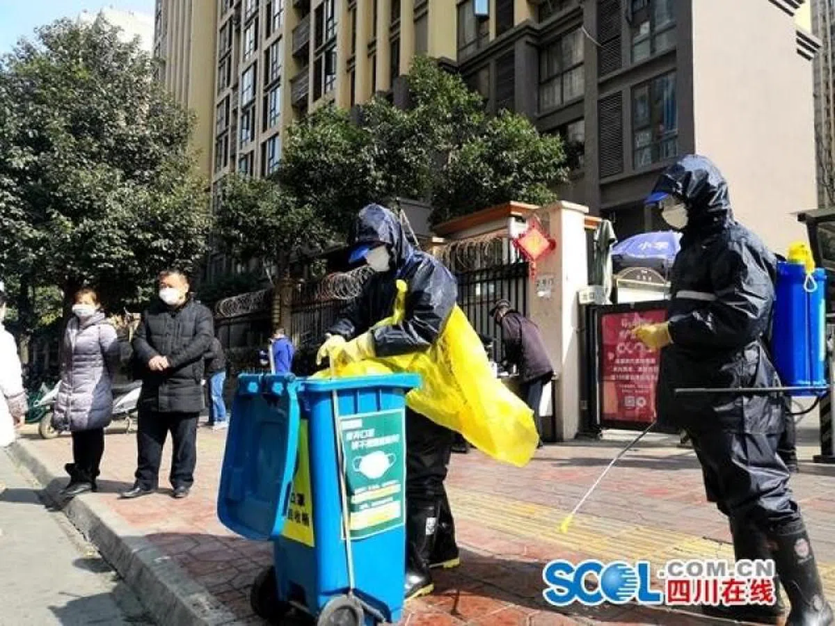 在四川省的成都市，全市的居民小区、公共区域都设置了规范的废弃口罩回收设施，每天最少会对废弃口罩进行两次清运，还会对废弃口罩收集容器进行消毒作业。（互联网）