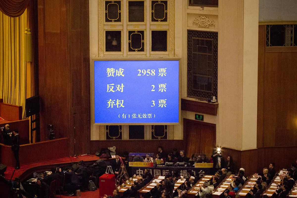  2964名来自中国各地的人大代表参加不记名的宪法修正草案表决投票。根据计票结果，现场收到赞成票2958张，反对票两张，弃权票三张，还有一张无效票，是中国现行宪法五轮修改中反对票最少的一次。（彭博社） 