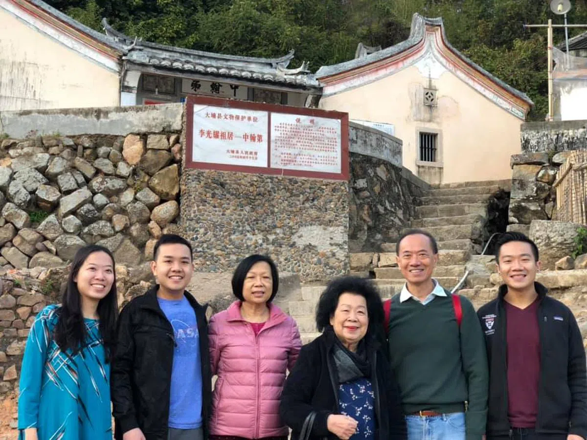  杨荣文（右二）携同岳母何月英（右三）、妻子梁利平（左三），两名儿子和女儿在中翰第前合照。（杨荣文面簿） 