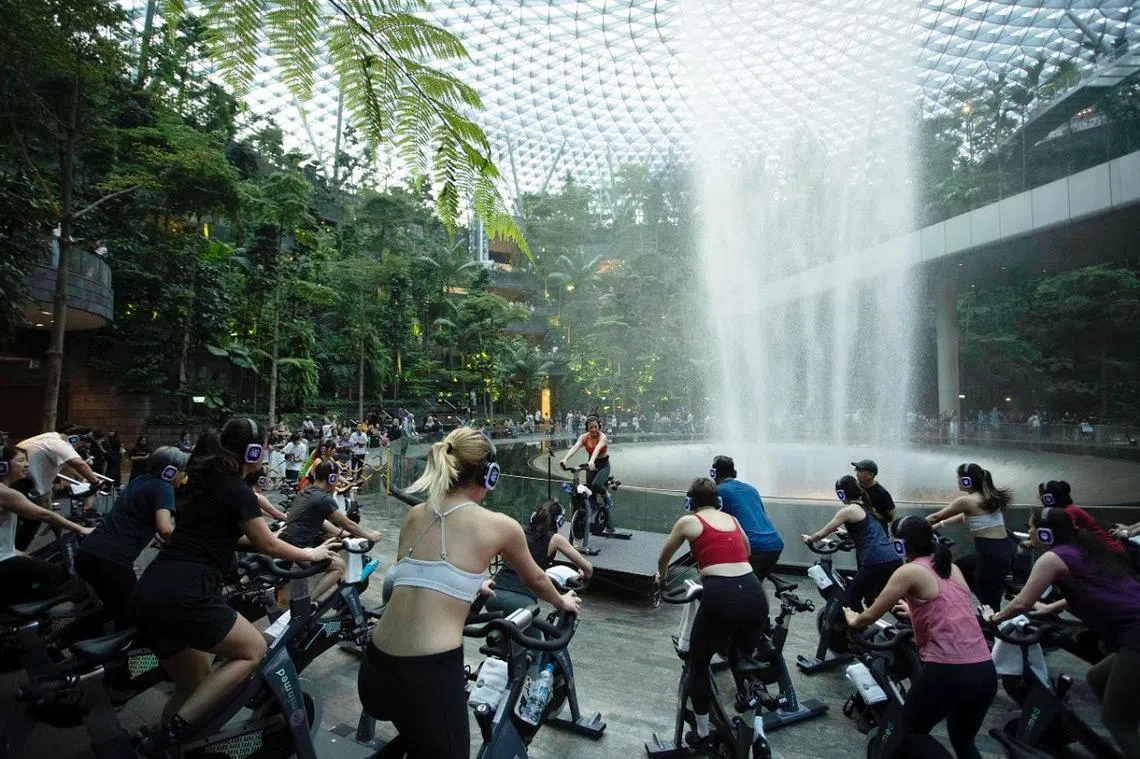 一边看着瀑布，一边骑飞轮脚踏车，心情会比较好吗？（Minmed）