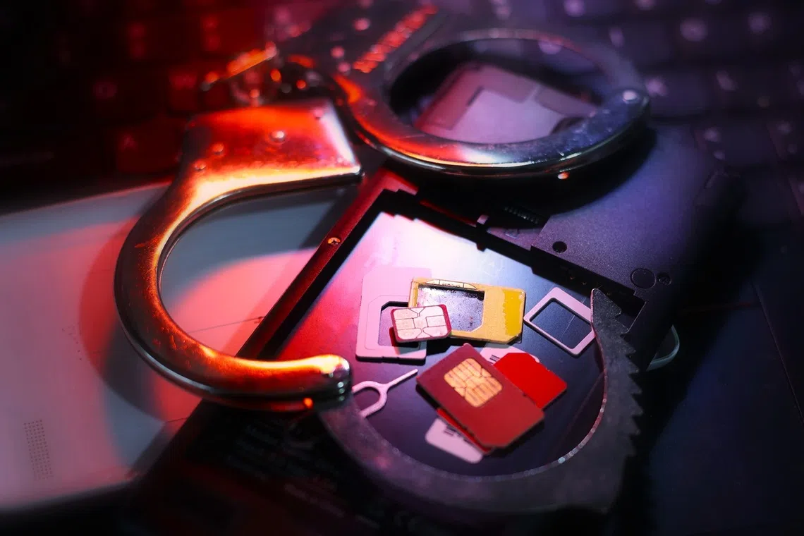 （示意图）新加坡国会三读通过《刑事法（杂项修正）法案》，提供SIM卡或Singpass资料给不法分子用于诈骗的人，一旦定罪，可被判最多12下鞭刑。