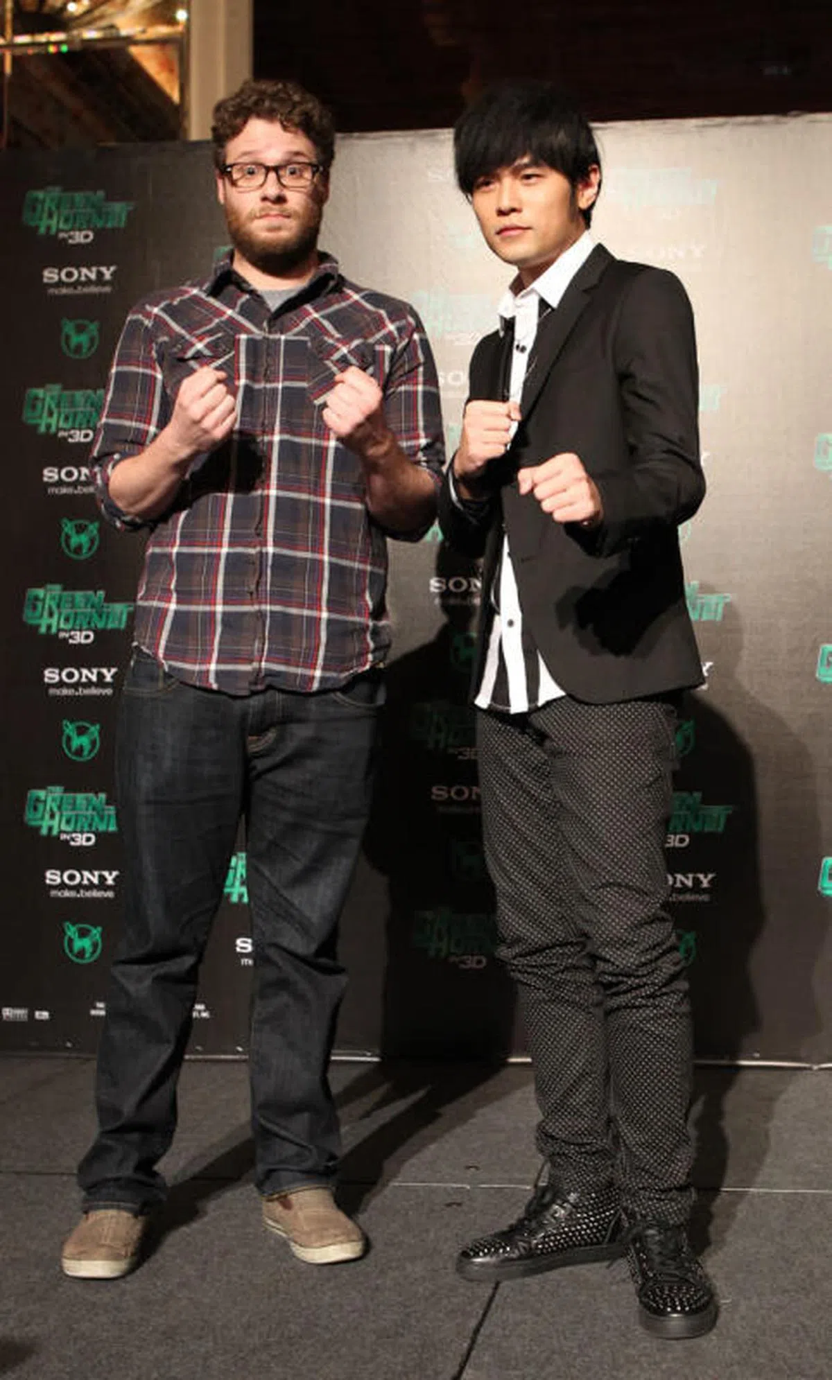 2011年1月24日，好莱坞电影《青蜂侠》男主角赛斯罗根与台湾艺人周杰伦（右）来新加坡为电影宣传造势，亮相记者会。（联合早报）