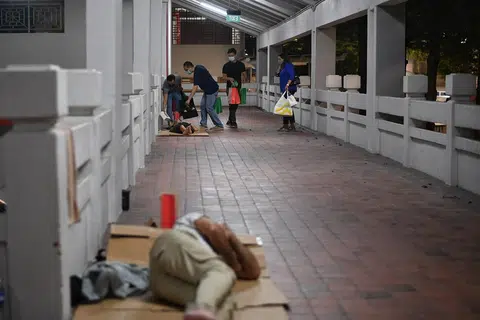 新加坡勿拉士峇沙（Bras Basah）一带的露宿者。图为志愿者们在为露宿者派发日用品和食品。（海峡时报）