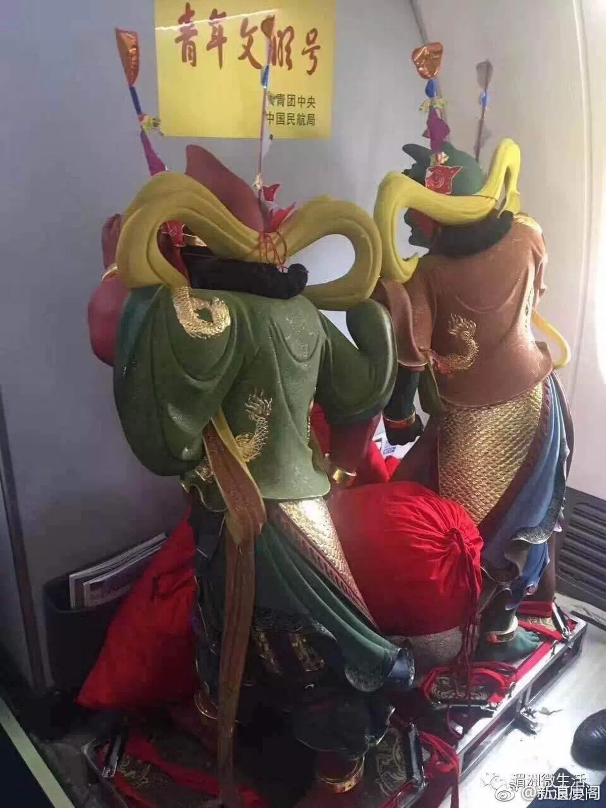  妈祖正殿金身的左右护法：千里眼（左）与顺风耳（右）。千里眼青面绿衣，右手执斧，头上有两只角，左手横在前额眺望远方。顺风耳赤面红衣，左手持戟，头上只长一只角，右手指着耳朵。 