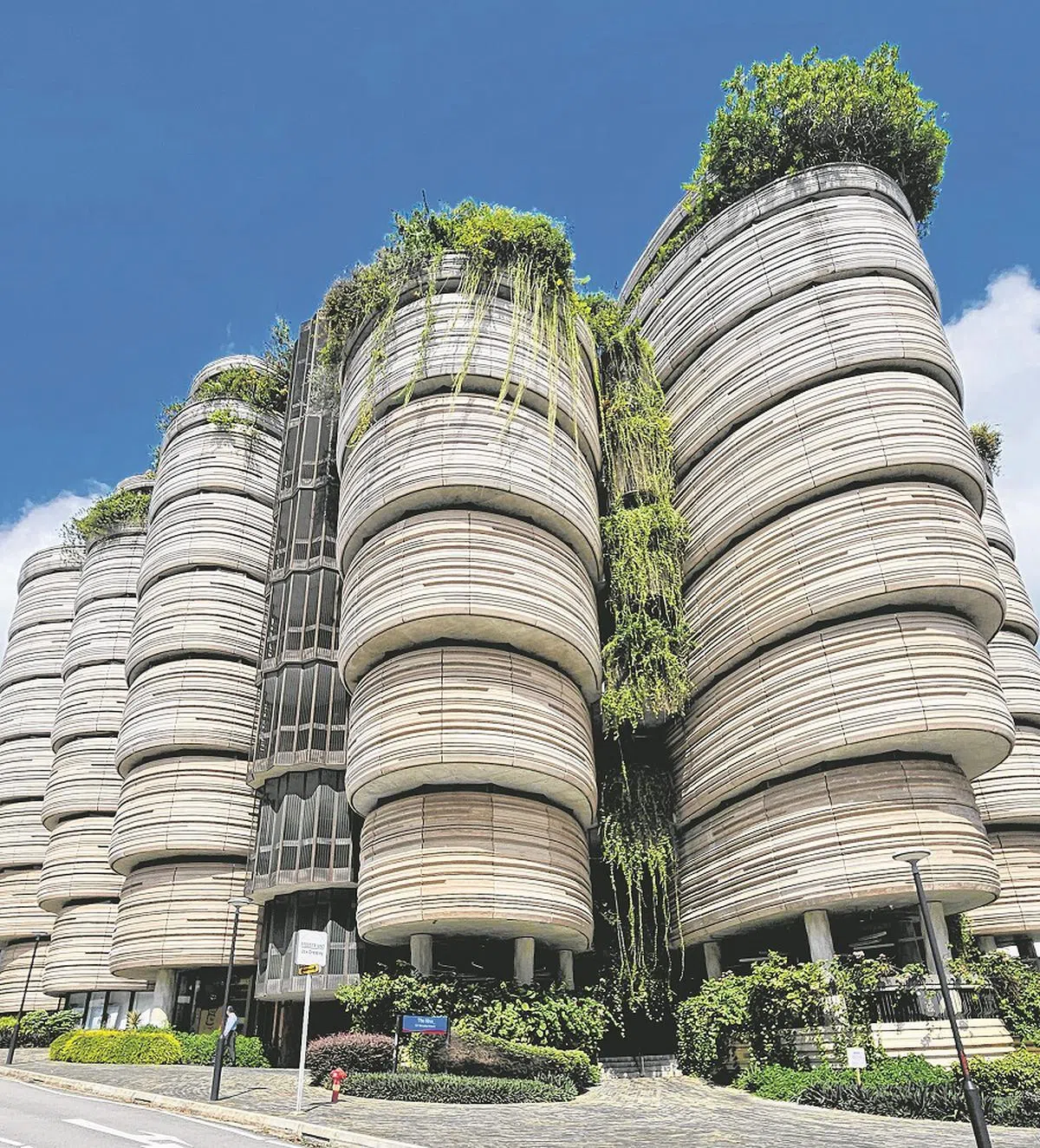 外形与点心蒸笼相似，因而被学生昵称为“Dim Sum Building”的南大创意之室，成了游客的热门打卡景点，甚至有人在大楼外的斑马线上拍照，阻碍交通。（新明日报）