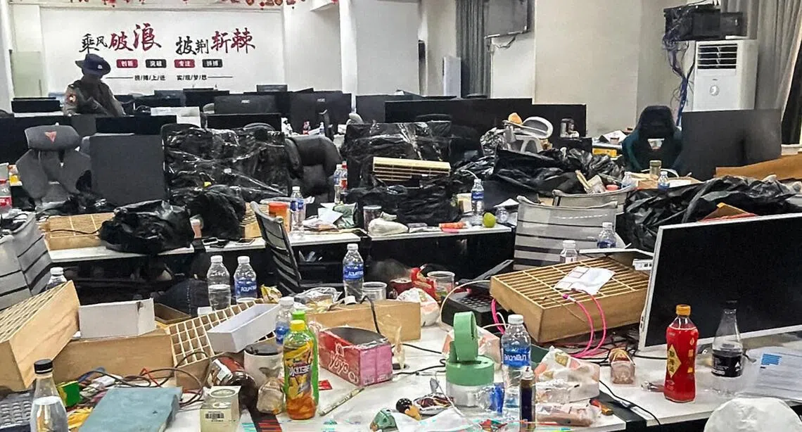 《缅甸环球新光报》称，持柬埔寨护照的中国公民佘智江名下的“亚太新城”，是运营水沟谷地区诈骗园区的“涉案公司”。图为缅军政府11月18日到水沟谷的诈骗园区展开突袭行动后，现场一片狼藉。