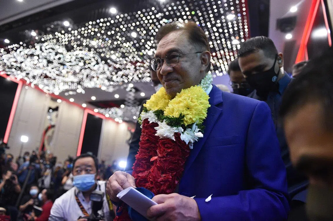 公正党领袖安华2020年10月13日觐见马国元首后召开记者会，然后面带微笑离场。（法新社） 