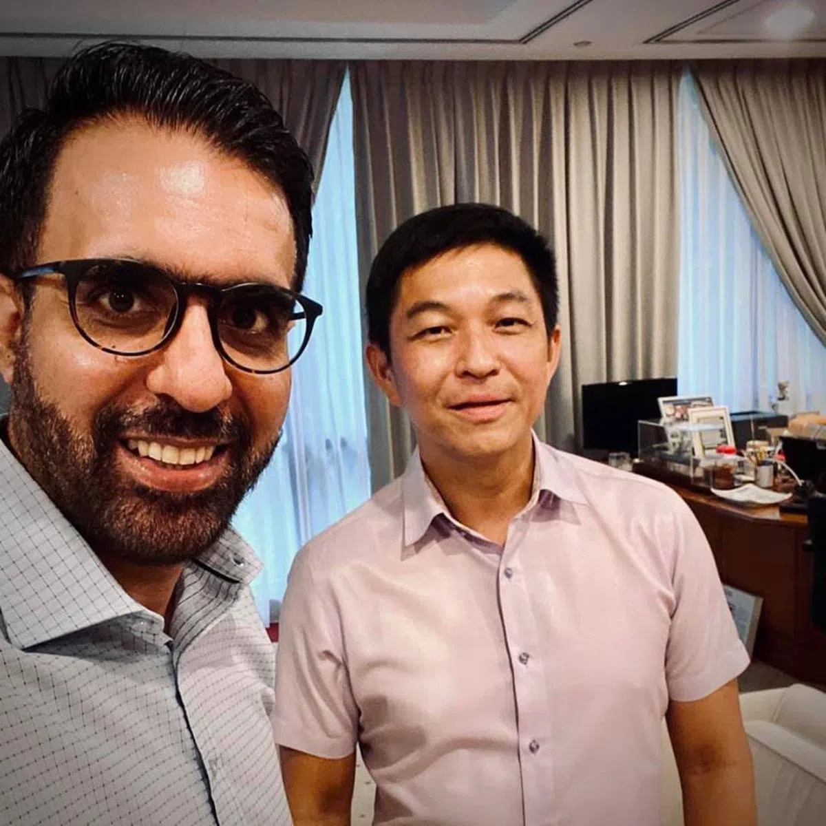  毕丹星自拍时，两人都对焦。（陈川仁面簿） 