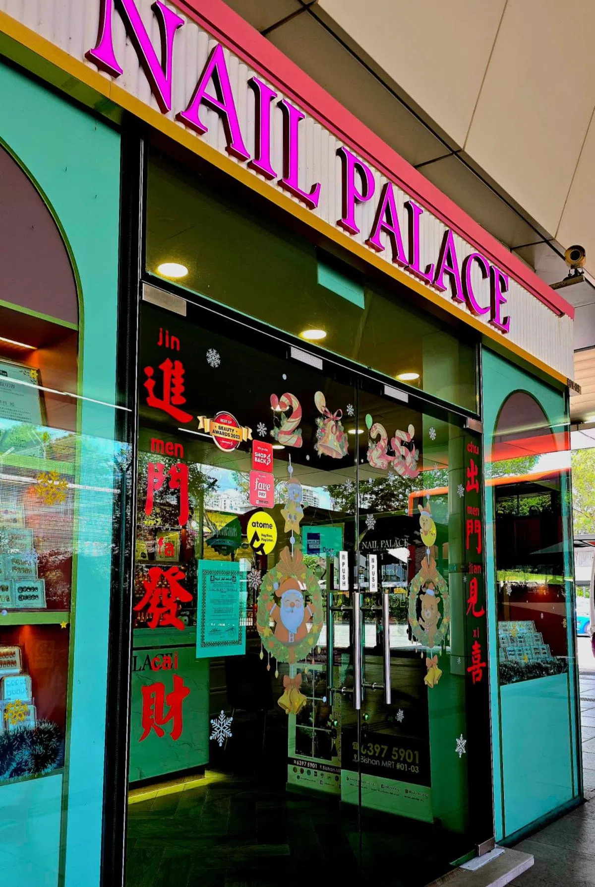 这个店铺教会红蚂蚁三大节日皆“不可放过”。（红蚂蚁摄）