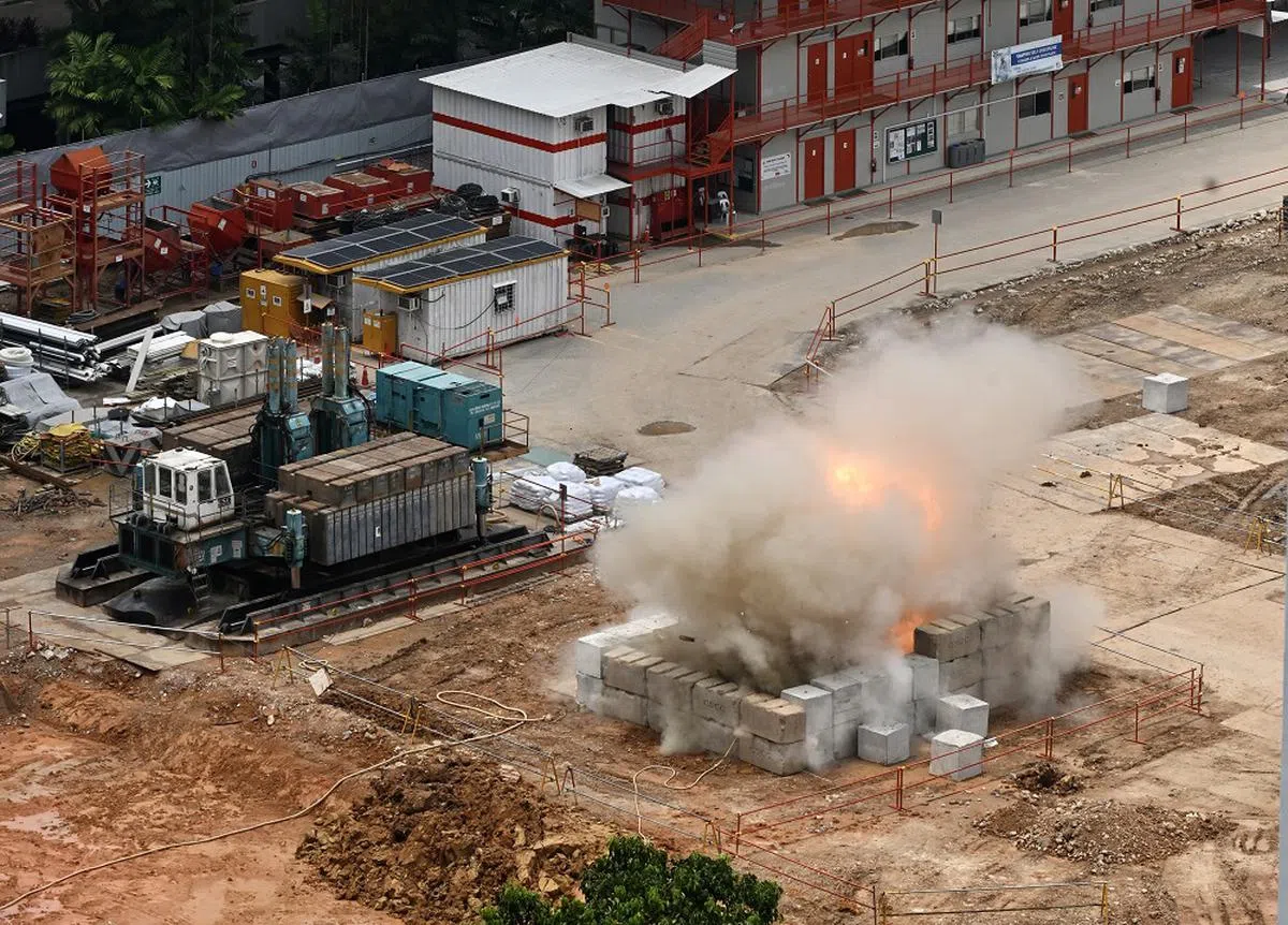 新加坡武装部队的军火拆爆组分两阶段引爆炸弹。（海峡时报）