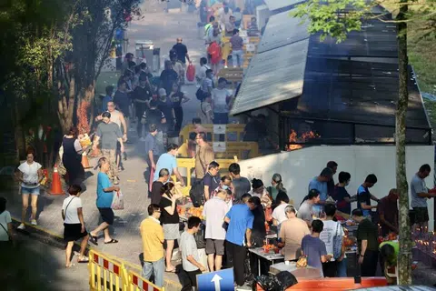 蔡厝港骨灰瓮安置所清明节出现大批民众，前来扫墓祭拜。