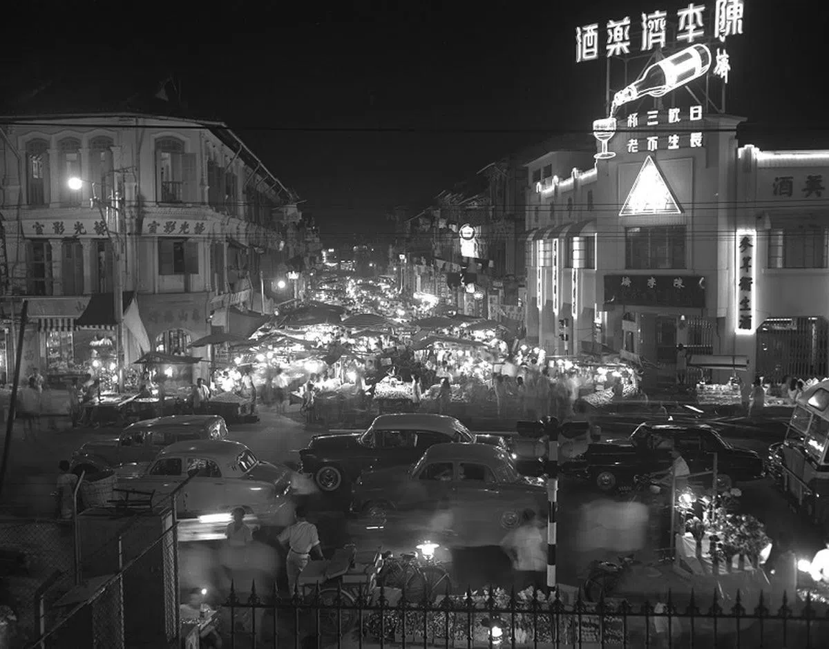  1959年的宝塔街，夜幕低垂后就会出现小贩摆摊做生意的繁华夜景。（海峡时报） 