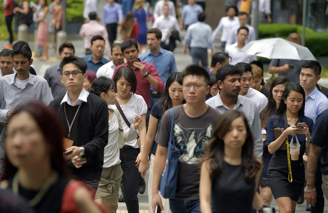 “有识公众”受的教育程度比较高，又经常接触不同的信息，他们也更有能力去质疑政府的政策。（海峡时报）