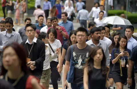 “有识公众”受的教育程度比较高，又经常接触不同的信息，他们也更有能力去质疑政府的政策。（海峡时报）